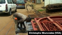 Un soudeur sur la 6e avenue à Bujumbura, Burundi, le 14 décembre 2017. (VOA/Christophe Nkurunziza)