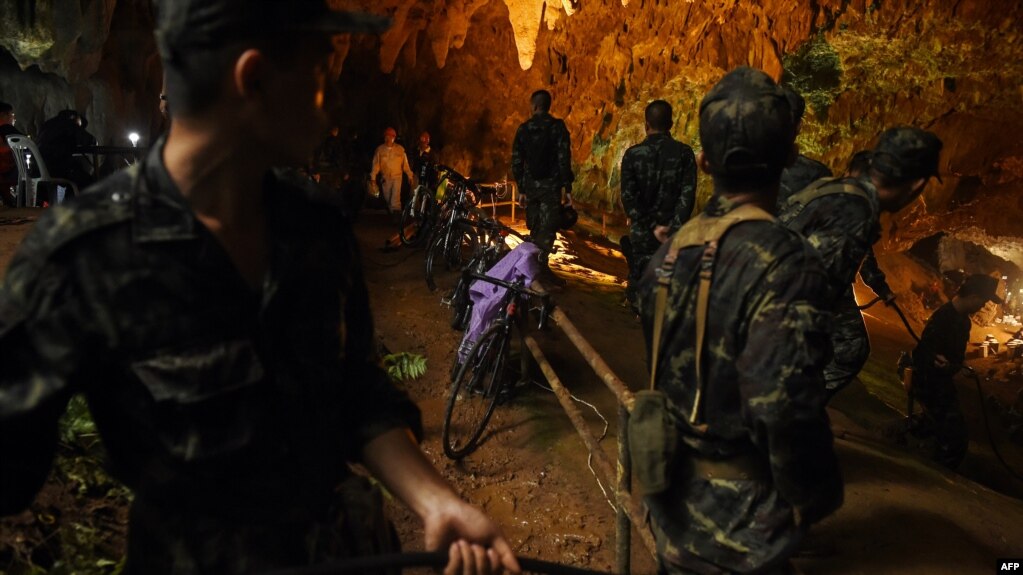 Binh sỹ Thái Lan đưa dây cáp điện vào hang Tham Luang ở công viên Khun Nam Nang Non của tỉnh Chiang Rai hôm 26/6 trong chiến dịch tìm kiếm đội bóng U-16 mất tích cùng huấn luyện viên của họ. 