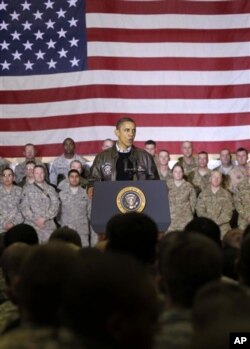 افغانستان کے غیر اعلانیہ دورے میں صدر براک اوباما امریکی افواج کے ایک اجتماع سے خطاب کرتے ہوئے۔
