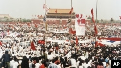 Ảnh tư liệu: Hàng ngàn người biểu tình đòi dân chủ tập họp tại quảng trường Thiên An Môn, ngày 17/5/1989, ở Bắc Kinh. Sinh viên Đại học Bắc Kinh đóng vai trò quan trọng trong các cuộc biểu tình này (AP Photo/Sadayuki Mikami)