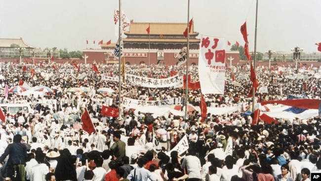 资料照片: 1989年5月17日，中国北京天安门广场上成千上万名民主示威者。