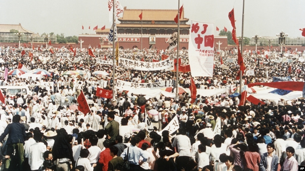 1989年5月17日，中國北京天安門廣場上成千上萬名民主示威者。（美聯社）