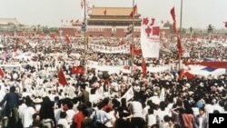 1989年5月17日，中国北京天安门广场上成千上万名民主示威者。（美联社）