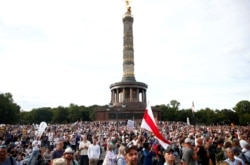 Warga Jerman memrotes pembatasan-pembatasan terkait Covid-19 dalam aksi di Berlin, Jerman.