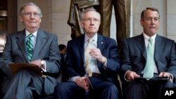 Pimpinan Minoritas Senat Mitch McConnell (kiri) Pemimpin Mayoritas Senat Harry Reid (tengah), Ketua Kongres John Boehner (kanan).