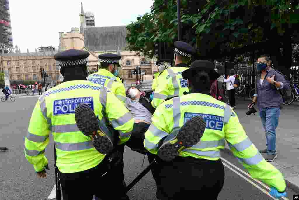 پلیس یک معترض را در لندن بازداشت می‌کند. معترضان خواستار توجه به تغییرات آب و هوایی هستند. پلیس می‌گوید این معترض محل رفت و آمد را مسدود کرده بود. 