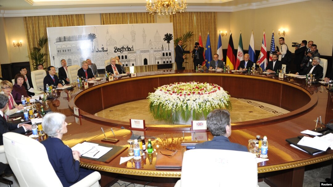 Kepala kebijakan luar negeri Uni Eropa Catherine Ashton (dua dari kiri) dan kepala perundingan nuklir Iran Saeed Jalili (kanan) menghadiri pertemuan di Baghdad (23/5). 