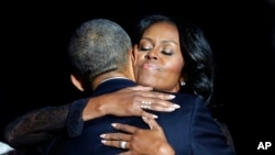 Mke wa rais, Michelle Obama akimpongeza mumewe Rais Obama baada ya hotba yake ya kuwaaga wamarekani.