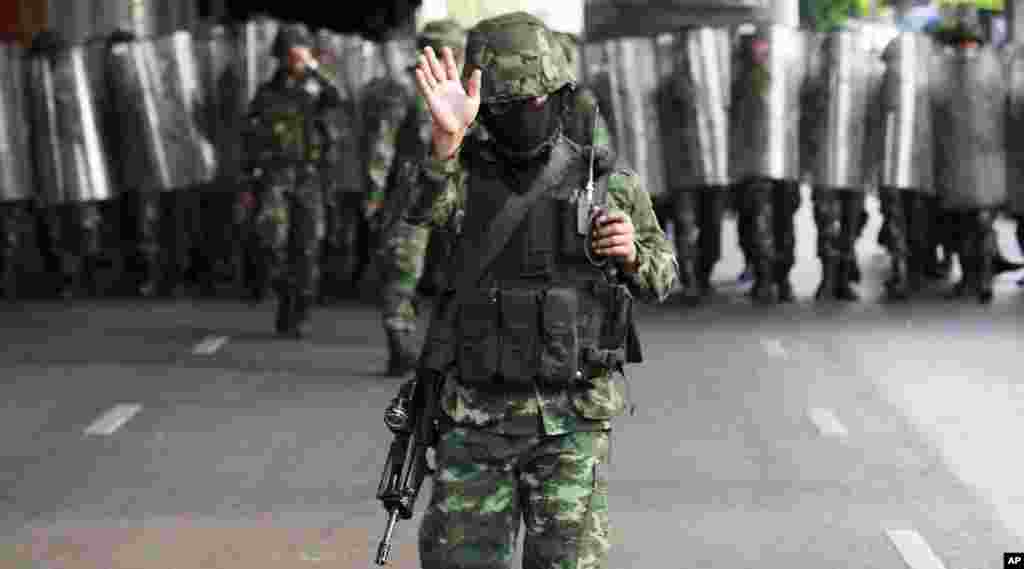 Thai soldiers move in to secure the Victory Monument square to bar protesters from staging anti-coup demonstration in Bangkok, May 26, 2014.