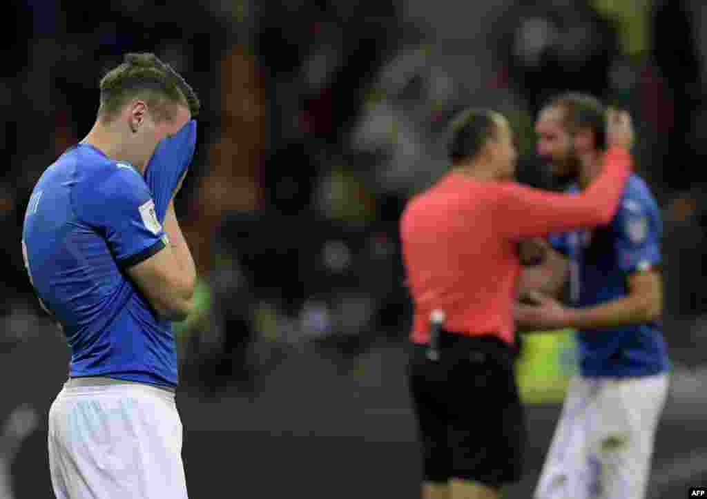 L&#39;attaquant italien Andrea Belotti réagit à la fin du match de qualification de la Coupe du monde de la Fifa 2018 entre l&#39;Italie et la Suède, au stade San Siro de Milan, le 13 novembre 2017
