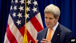 រដ្ឋលេខាធិការ​​​ក្រសួង​​​ការ​​​បរទេស​​​សហរដ្ឋ​​​អាមេរិក លោក John Kerry និយាយ​​​ក្នុង​​​សន្និសីទ​​​កាសែត​​​មួយ​​​ក្នុង​​​ពេល​​​បិទ​​​បញ្ចប់​​​កិច្ច​​​ប្រជុំ​​​កំពូល​​​អាស៊ាន​​​នៅ​​​ប្រទេស​​​ភូមា​​​​​​​​​កាល​​​ពី​​​ថ្ងៃ​​​ទី​​​១០ ខែ​​​សីហា ឆ្នាំ​​​២០១៤។
(AP Photo/Gemunu Amarasinghe)