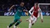 Lucas de Tottenham (g) et Daley Sinkgraven de l'Ajax lors de la demi-finale de la Ligue de Champions à Amsterdam le 8 mai 2019.