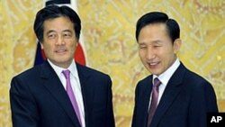 South Korean President Lee Myung-Bak (R) shakes hands with Japanese Foreign Minister Katsuya Okada during their meeting at the presidential Blue House in Seoul, 11 Feb 2010