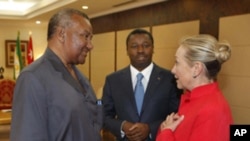 U.S. Secretary of State Hillary Clinton, right, meets with Togo President Faure Gnassingbe, center, and opposition leader Gilchrist Olympio at the Presidential Palace in Lome, Togo, Tuesday Jan. 17, 2012.