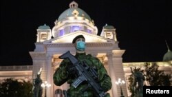 Arhiva - Pripadnik Vojske Srbije ispred Doma Narodne skupštine Srbije, toko vanrednog stanja uvedenog zbog epidemije koronavirusa, u Beogradu, Srbija, 18. marta 2020. (REUTERS/Marko Djurica)