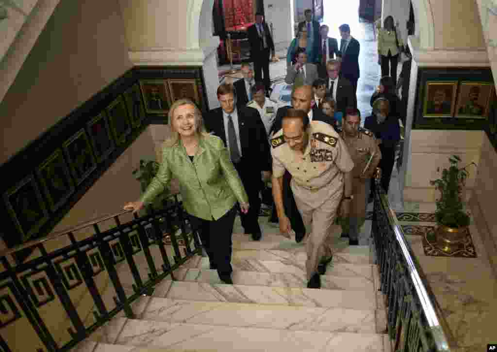 Egypt's Field Marshal Hussein Tantawi walks with U.S. Secretary of State Hillary Clinton at the Ministry of Defense, Cairo, Egypt, July 15, 2012. 