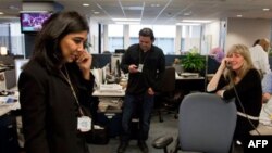 Fotografi Vašington Posta Niki Kan, Riki Karioti i Kerol Gazi u redakciji svog lista, 18. aprila 2011, nakon što su saznali da su osvojili Pulicerovu nagradu za fotografije snimljene na Haitiju posle katastrofalnog zemljotresa.