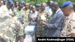 Issa Tom, procureur de la République (en costume) à N'Djamena, le 3 juillet 2019. (VOA/André Kodmadjingar)