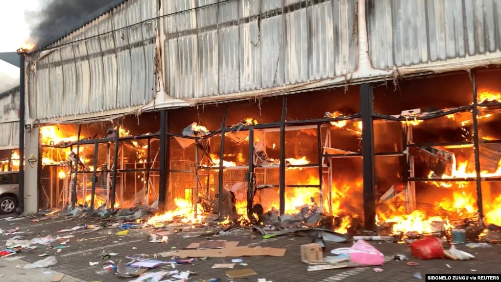 从社交媒体获取的视频显示，夸祖鲁-纳塔尔省首府彼得马里茨堡的抗议扩大为抢劫后，中国商城和马克罗超市所在的园区被焚烧。(2021年7月13日，Courtesy Sibonelo Zungu/via Reuters)(photo:VOA)