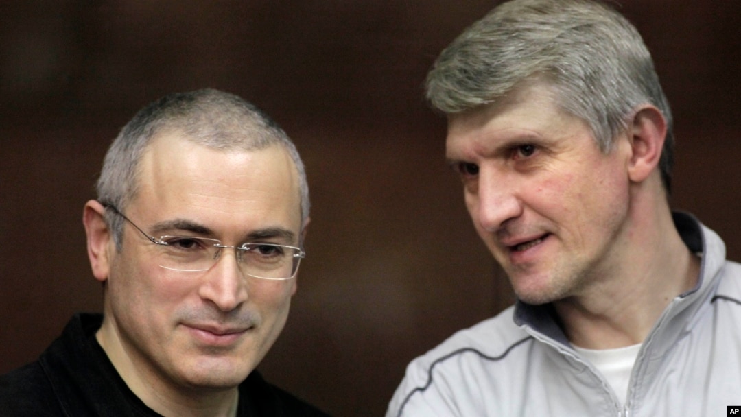 Cựu vua dầu hỏa Mikhail Khodorkovsky (trái) và người hợp tác kinh doanh Platon Lebedev.
