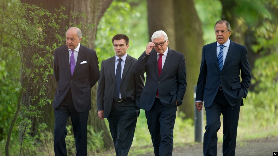 Dari kiri ke kanan: Menteri Luar Negeri Perancis, Laurent Fabius, Menlu Ukraina Pavlo Klimkin, Menlu Jerman Frank-Walter Steinmeier dan Menlu Rusia Sergey Lavrov sebelum pembicaraan di Berlin (17/8). (AP/Steffi Loos)