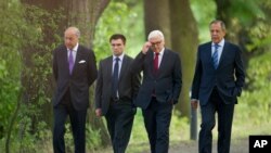 Dari kiri ke kanan: Menteri Luar Negeri Perancis, Laurent Fabius, Menlu Ukraina Pavlo Klimkin, Menlu Jerman Frank-Walter Steinmeier dan Menlu Rusia Sergey Lavrov sebelum pembicaraan di Berlin (17/8). (AP/Steffi Loos)