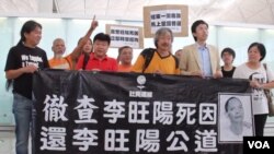 社民连成员在香港机场离境大堂声援罗堪就和陈裕南