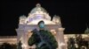 Ilustrasi: Seorang prajurit tentara Serbia berjaga di depan gedung parlemen saat jam malam diberlakukan untuk mencegah penyebaran korona di Beograd, Serbia, 18 Maret 2020. (Foto: Reuters /Marko Djurica)