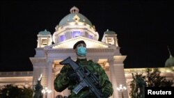 Pripadnik Vojske Srbije ispred zdanja Doma narodne skupštine, 18. marta 2020. (Foto: Reuters/Marko Đurica)