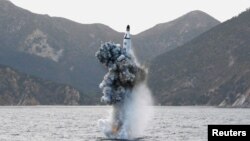북한이 24일 김정은 국방위원회 제1위원장이 참관한 가운데 잠수함발사 탄도미사일(SLBM) 수중시험발사을 실시했다고 북한 관영 조선중앙통신이 보도했다. 