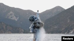 북한이 지난달 24일 잠수함발사 탄도미사일(SLBM) 수중시험발사 때 물밖으로 사출되는 미사일. (자료사진) 