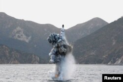 Một phi đạn đạn đạo chiến lược được phóng thử nghiệm từ tàu ngầm trong một bức hình không đề ngày tháng do thông tấn xã KCNA của Bắc Triều Tiên công bố ở Bình Nhưỡng, ngày 24 tháng 4, 2016.