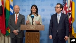 북한이 중장거리 탄도미사일을 발사한 지난달 16일 유엔 안보리 긴급회의가 열린 가운데, 니키 헤일리 유엔 주재 미국 대사(가운데)가 회의에 앞서 기자회견을 하고 있다. 왼쪽은 조태열 한국대사, 오른쪽은 코로 벳쇼 일본대사. (자료사진)