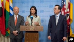 지난 16일 북한이 중장거리 탄도미사일을 발사한 후 유엔 안보리 긴급회의가 열린 가운데, 니키 헤일리 유엔 주재 미국 대사(가운데)가 회의에 앞서 기자회견을 하고 있다. 왼쪽은 조태열 한국대사, 오른쪽은 코로 벳쇼 일본대사.
