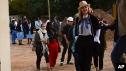 Madonna, avant de visiter le service pédiatrique de l'hôpital malawite Queen Elizabeth à Blantyre, le 10 juillet 2016. 