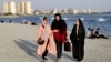 2019年7月6德黑蘭波斯灣烈士湖岸邊行走的伊朗婦女。