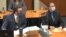 En esta image captada de un vídeo, aparece el abogado defensor Eric Nelson y el ex policía de Minneapolis, Derek Chauvin, durante el juicio por la muerte de George Floyd.