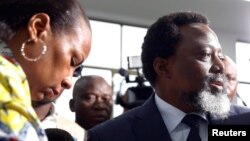 Joseph Kabila, pene na molongani wa ye Olive Lembe (G), na maponami, na Kinshasa, 30 décembre 2018.