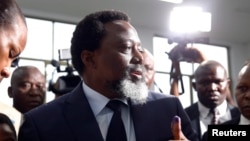 Joseph Kabila, pene na molongani wa ye Olive Lembe (G), na maponami, na Kinshasa, 30 décembre 2018.