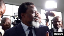 Joseph Kabila, pene na molongani wa ye Olive Lembe (G), na maponami, na Kinshasa, 30 décembre 2018.