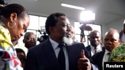 Joseph Kabila, pene na molongani wa ye Olive Lembe (G), na maponami, na Kinshasa, 30 décembre 2018.