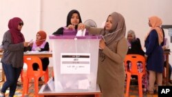 Madivian women cast their votes in Male, Maldives, April 6, 2019. 