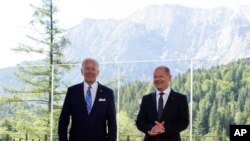 دیدار جو بایدن، رئیس جمهوری آمریکا، و اولاف شولتز، صدراعظم آلمان، در حاشیه نشست سالانه گروه هفت در آلمان. یکشنبه ۲۶ ژوئن ٢٠٢٢