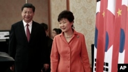 한국을 방문한 시진핑 중국 국가주석(왼쪽)이 청와대에서 박근혜 한국 대통령과 회담한 후 공동기자회견장으로 들어서고 있다.