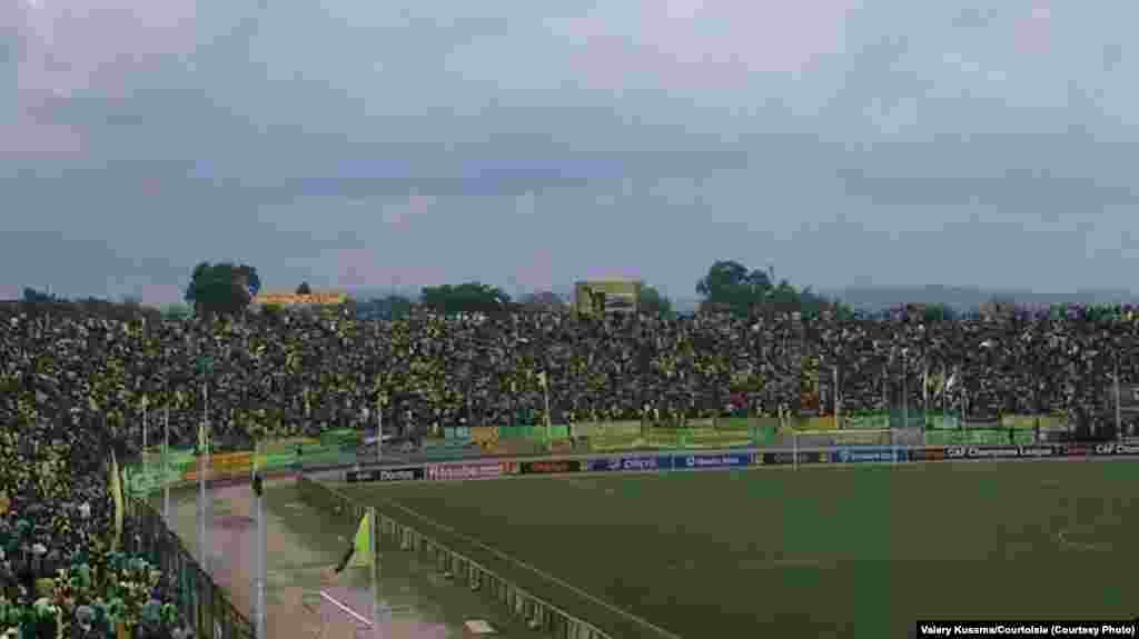 Caf-C1 : V.club concède le nul face à Sétif (2-2). Une vue de l&#39;ambiance au satde Tata Raphael de Kinshasa, dimanche 26 octobre 2014. Valery Kusema/Photo Courtoisie 