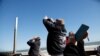 资料照片：人们在南卡罗莱纳州瑟夫赛德海滩用手机拍摄疑似中国间谍气球。(2023年2月4日)