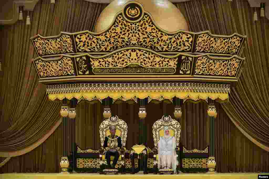 말레이시아 수도 쿠알라룸푸르 왕궁에서 국왕 공식 대관식이 열린 가운데 지난 1월 선출도니 압둘라 리아야투딘 알 무스타파 빌라 샤 국왕과 툰쿠 아지자 아미나 마이무나 왕비가 앉아 있다.