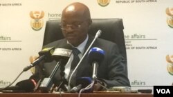UMnu. Mkuseli Apleni okuhlangothi lwendaba zekhaya olwe Home Affairs kwele South Africa.