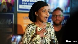 Ilhan Omar, Anggota DPR AS dari Partai Demokrat, berbicara kepada para pendukungnya setelah mengumumkan kemenangannya dalam pemilihan pendahuluan Partai Demokrat di Minnesota di Nighthawks di Minneapolis, Minnesota, AS, 13 Agustus 2024. (Ben Brewer/REUTERS)