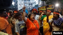 Aktivis Hindu meneriakkan slogan-slogan menuntut pembebasan pemimpin biksu Hindu Bangladesh yang dipenjara Chinmoy Krishna Das Brahmachari, selama protes untuk mengutuk penangkapannya, di Kolkata, India, 28 November 2024.